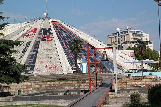 Piramit ve Barış Çanı, Tiran | Flickr @Giorgio-Comai