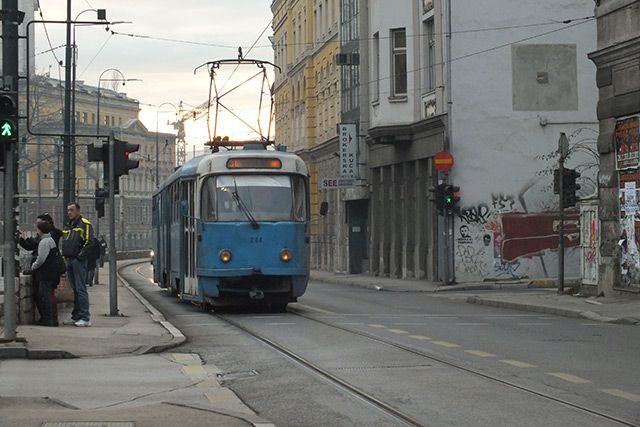 Miljacka nehri kıyısında sefer yapan tramvay