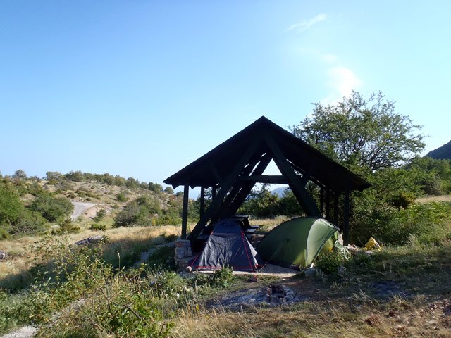Zirveye yakın bölgede yol kenarındaki piknik ve kamp alanı.