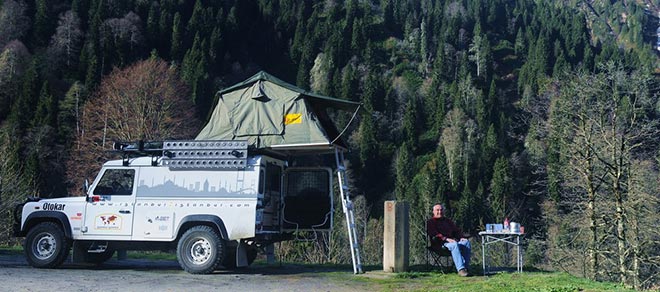 Ali Eriç araç üstü çadırı ile kamp yaparken.